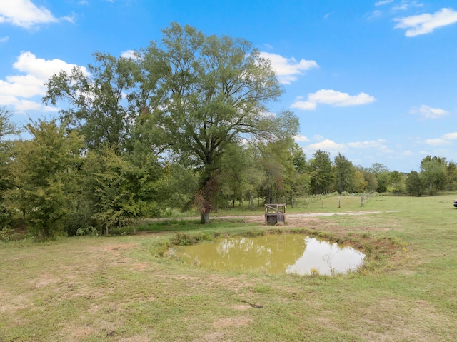 view of yard featuring a water view