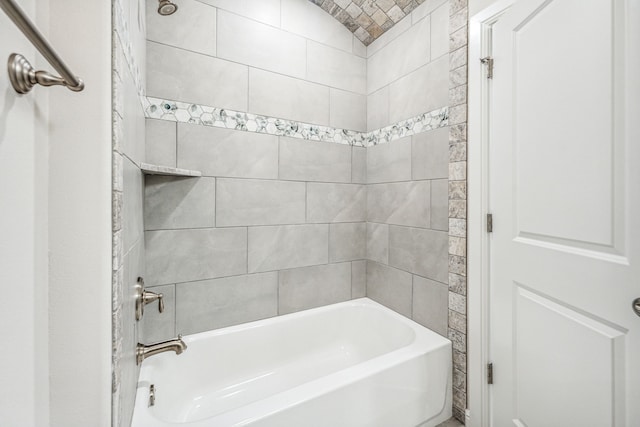 bathroom featuring tiled shower / bath combo