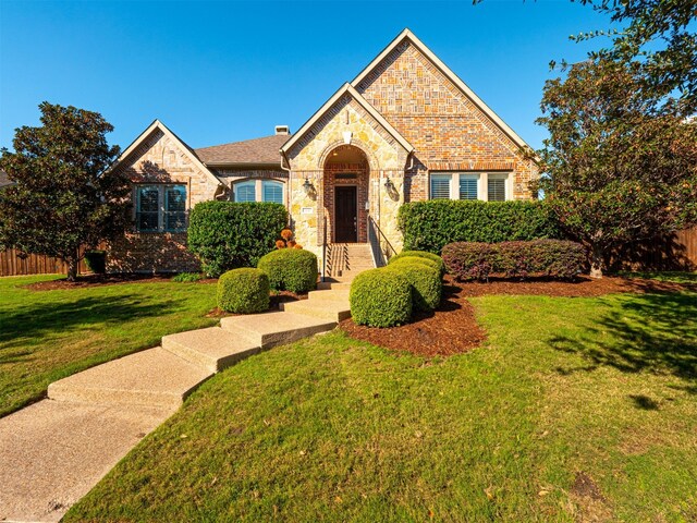 view of front of property featuring a front yard