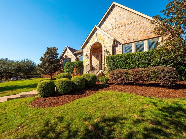 front of property featuring a front yard