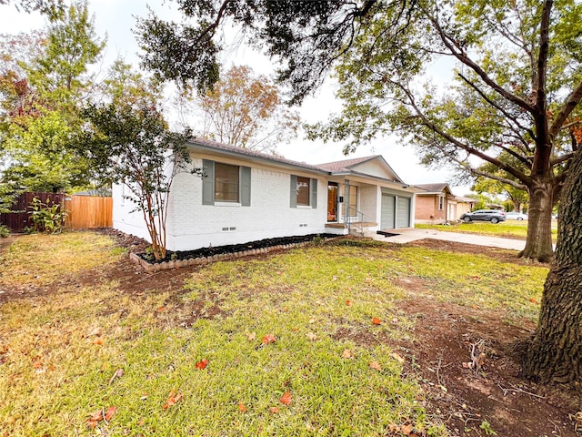 ranch-style house featuring a front yard