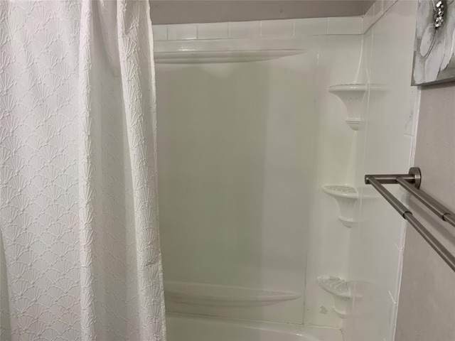 bathroom with shower / tub combo with curtain