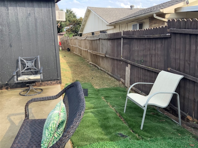 view of yard featuring a patio area