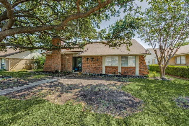 single story home with a front lawn