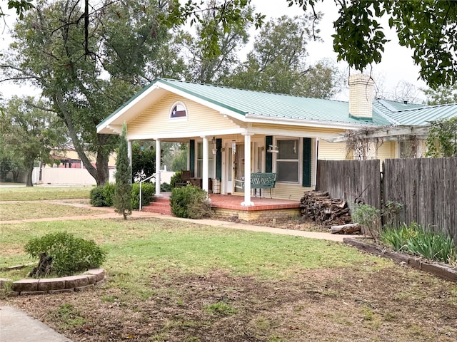 view of front facade featuring a porch and a front lawn