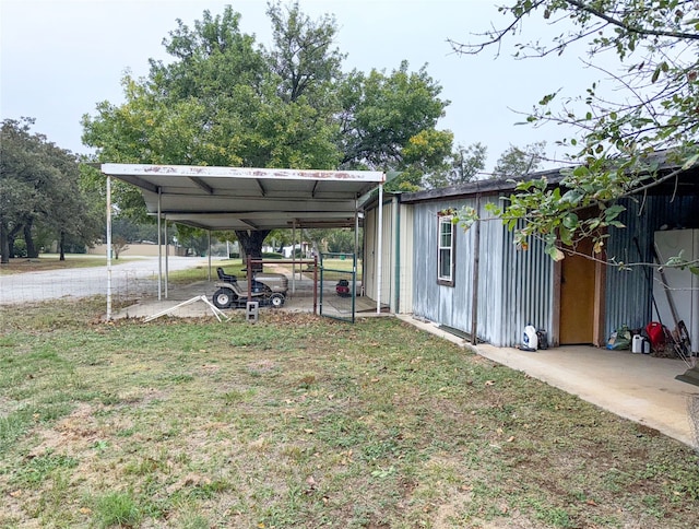 view of yard with an outbuilding