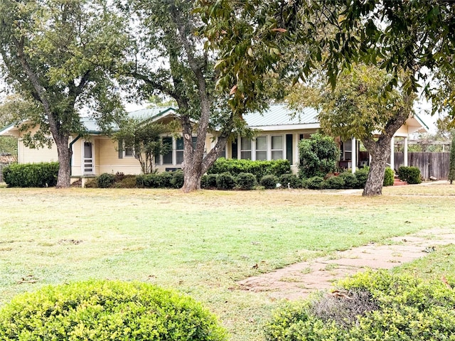 view of front of property with a front yard