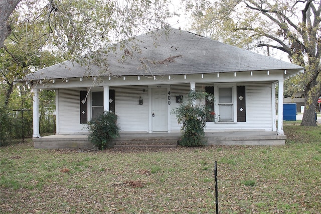 view of front facade featuring a porch and a front yard