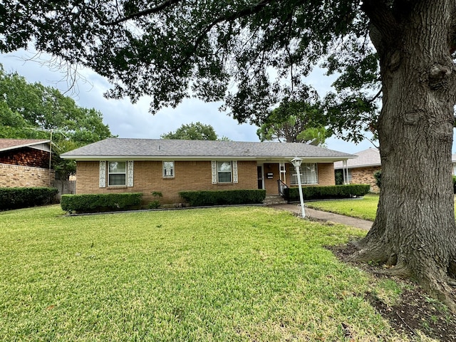 single story home featuring a front yard