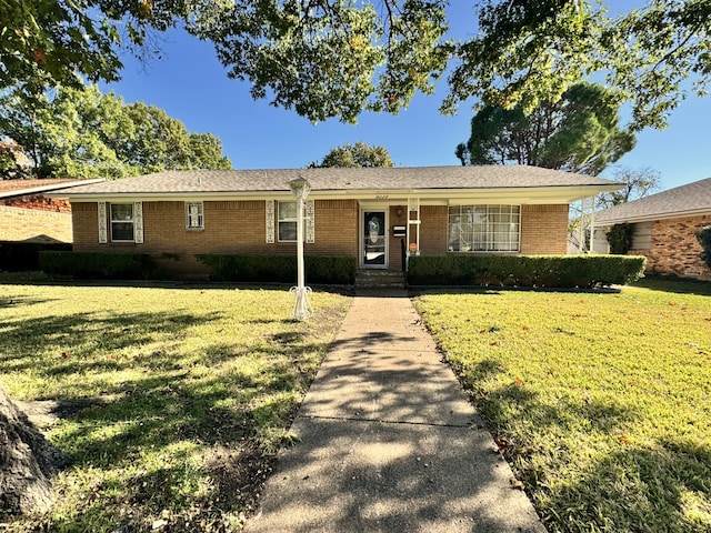 single story home featuring a front lawn