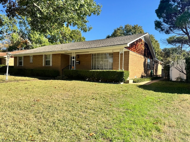 single story home featuring a front lawn