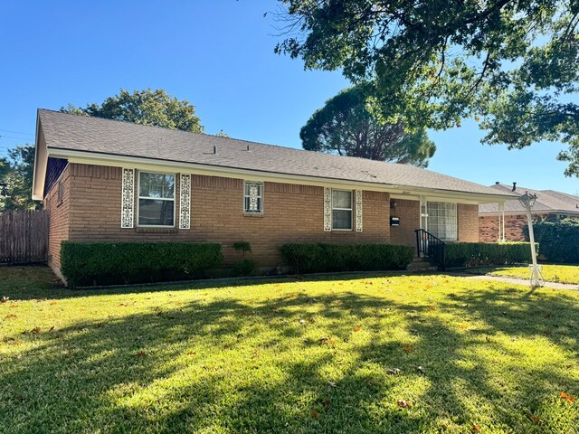 single story home with a front yard