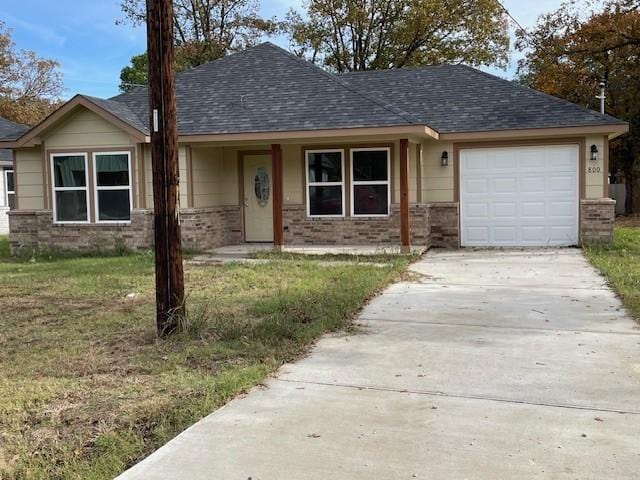 view of front of property featuring a garage and a front yard