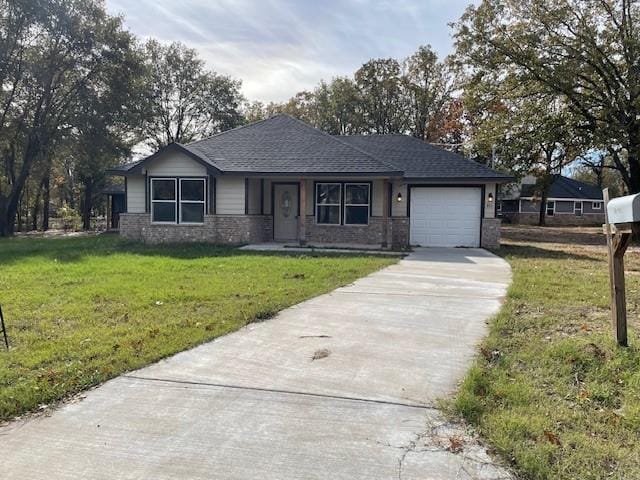 view of front of house featuring a front yard and a garage