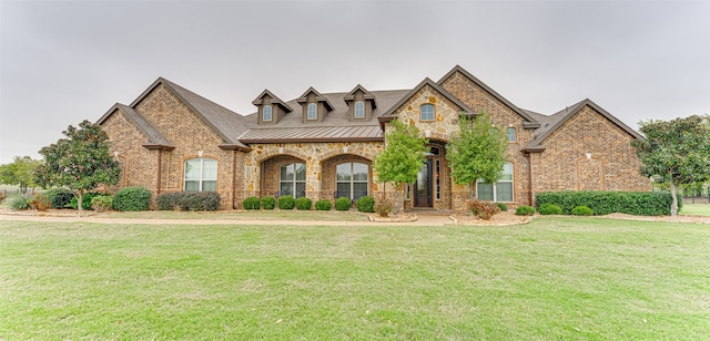 view of front of home featuring a front yard