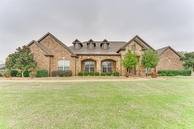 view of front facade featuring a front yard