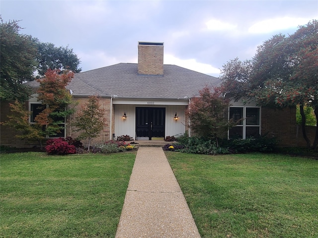 view of front of home featuring a front yard