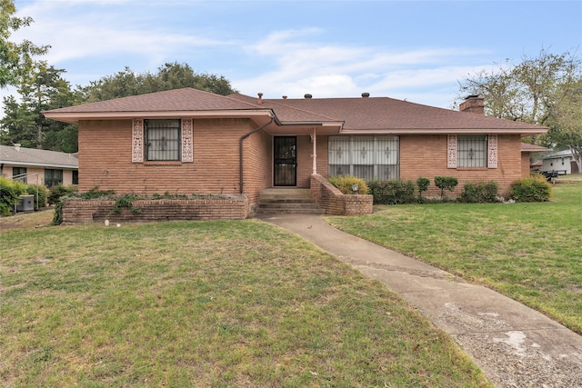 single story home featuring a front lawn