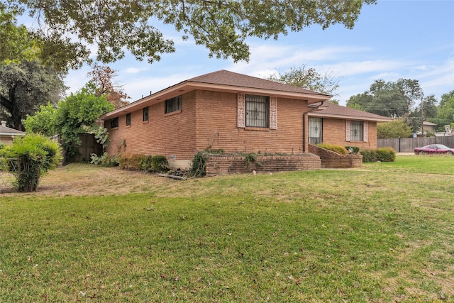 view of front of home featuring a front lawn