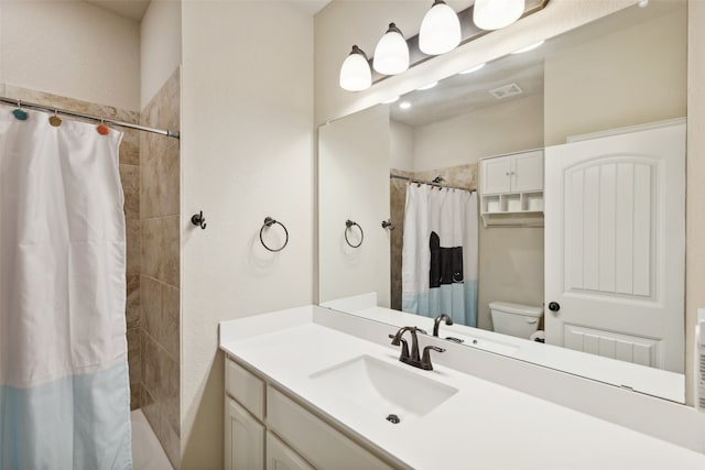 bathroom with a shower with shower curtain, vanity, and toilet