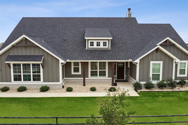 craftsman house featuring a front yard