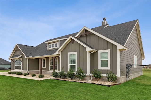 view of front of property featuring a front yard