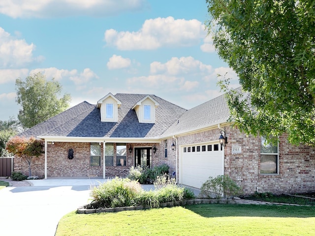 view of front of home featuring a front lawn and a garage