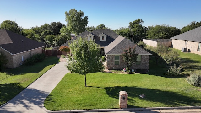 view of front of house featuring a front lawn