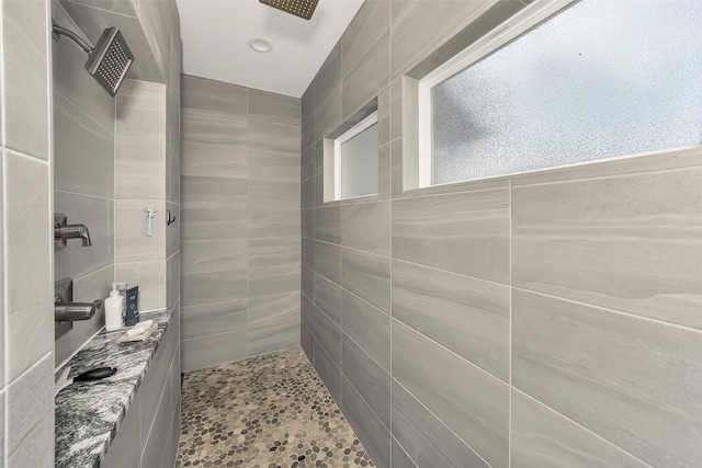 bathroom featuring a tile shower