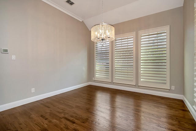 empty room with ornamental molding, lofted ceiling, a notable chandelier, and dark hardwood / wood-style floors