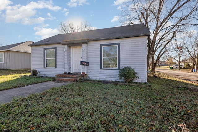 view of front of house featuring a front yard