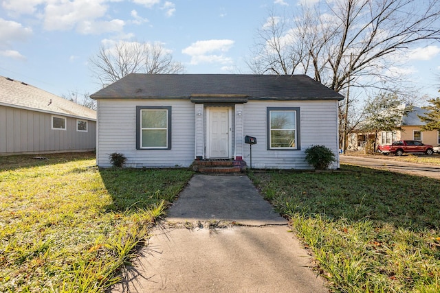 view of front of home featuring a front yard