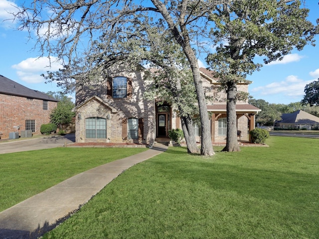 view of front facade featuring central AC and a front yard