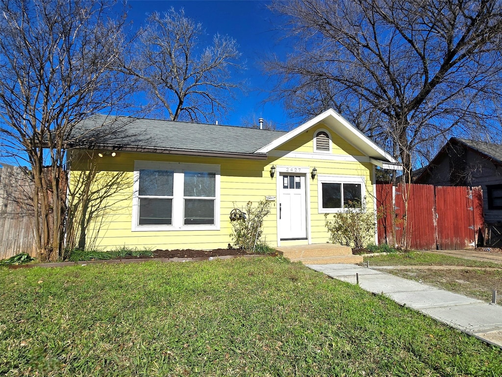 view of front of home featuring a front lawn