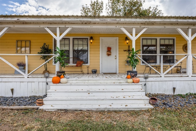 entrance to property featuring covered porch