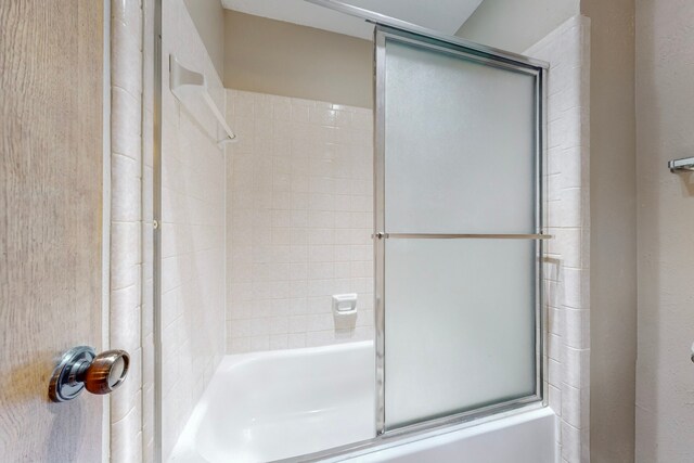 bathroom with enclosed tub / shower combo