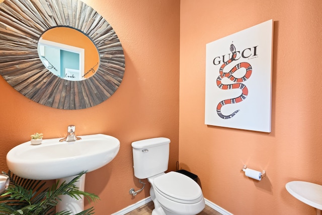2816 Brosnan Rd, Waco, TX 76655 - bathroom with toilet, baseboards, and a sink