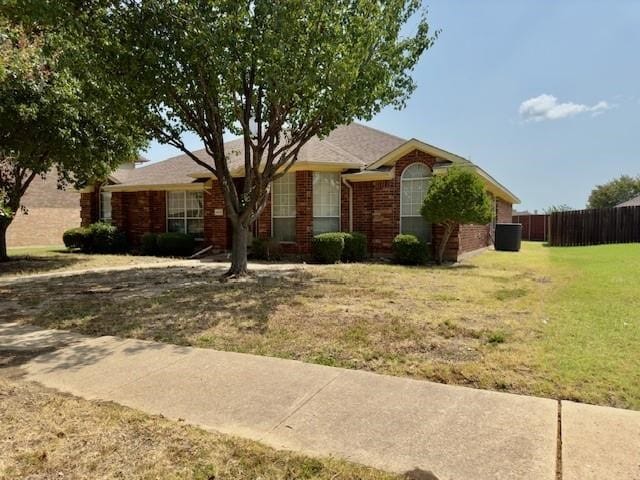 ranch-style house featuring a front lawn