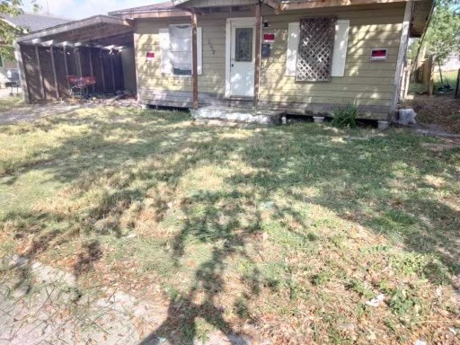 view of front of home featuring a pergola and a front yard