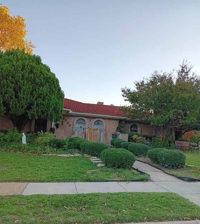 view of front of property featuring a front lawn