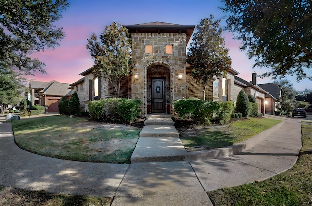 view of front of home featuring a lawn