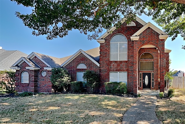 view of front facade featuring a front yard