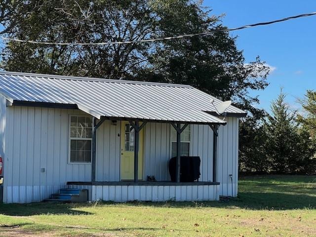 view of front of house featuring a front yard