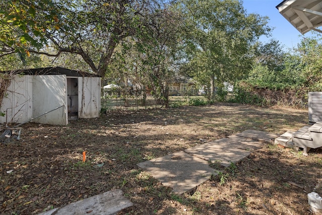 view of yard featuring a storage unit