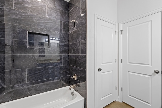 bathroom with tiled shower / bath combo