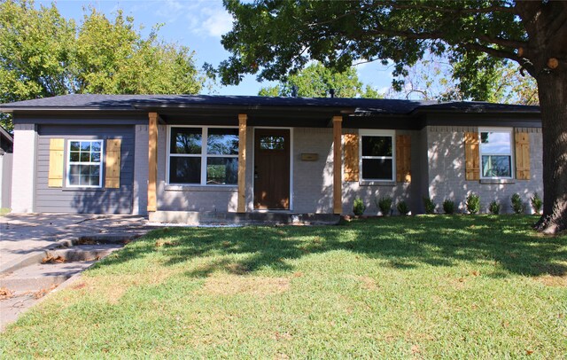 single story home with a front yard