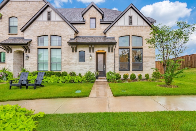 view of front of property featuring a front lawn