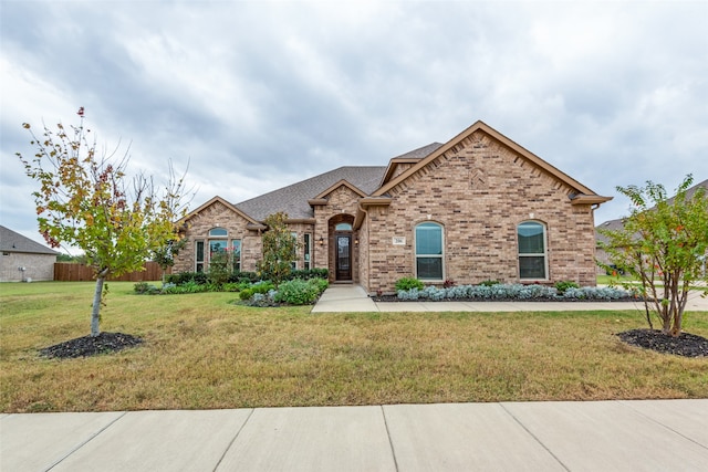 view of front of house featuring a front lawn