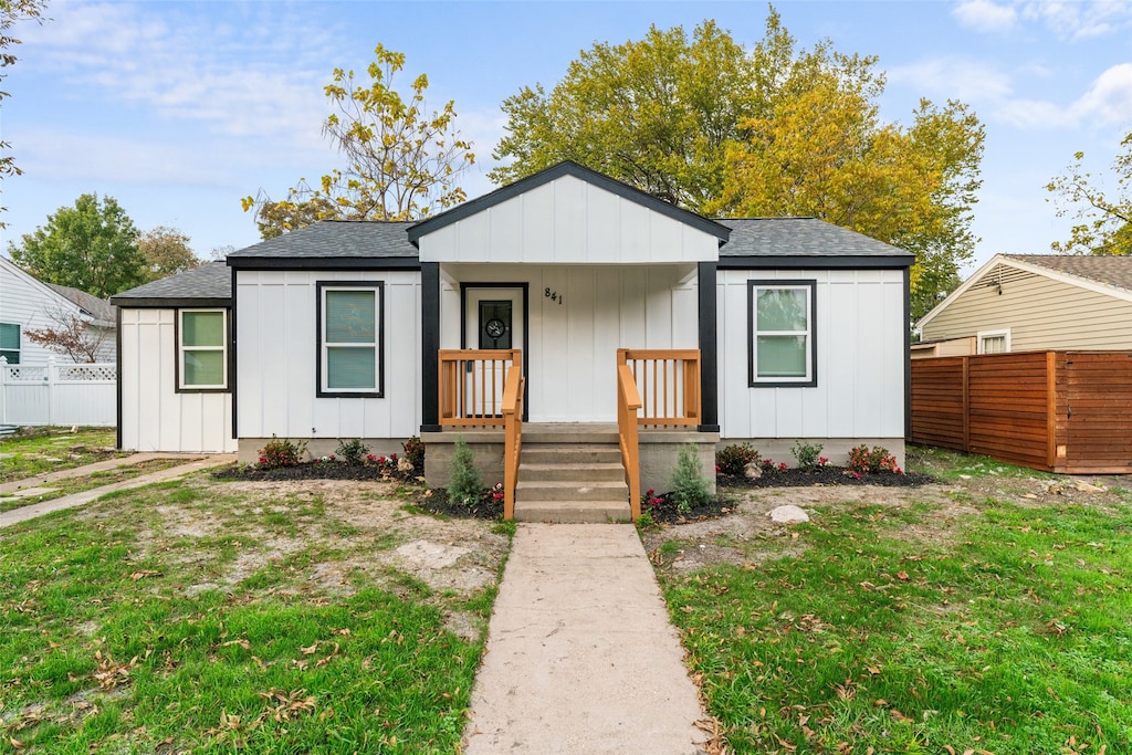 view of front of home featuring a front lawn