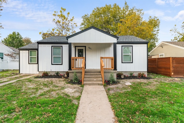 view of front of home featuring a front lawn